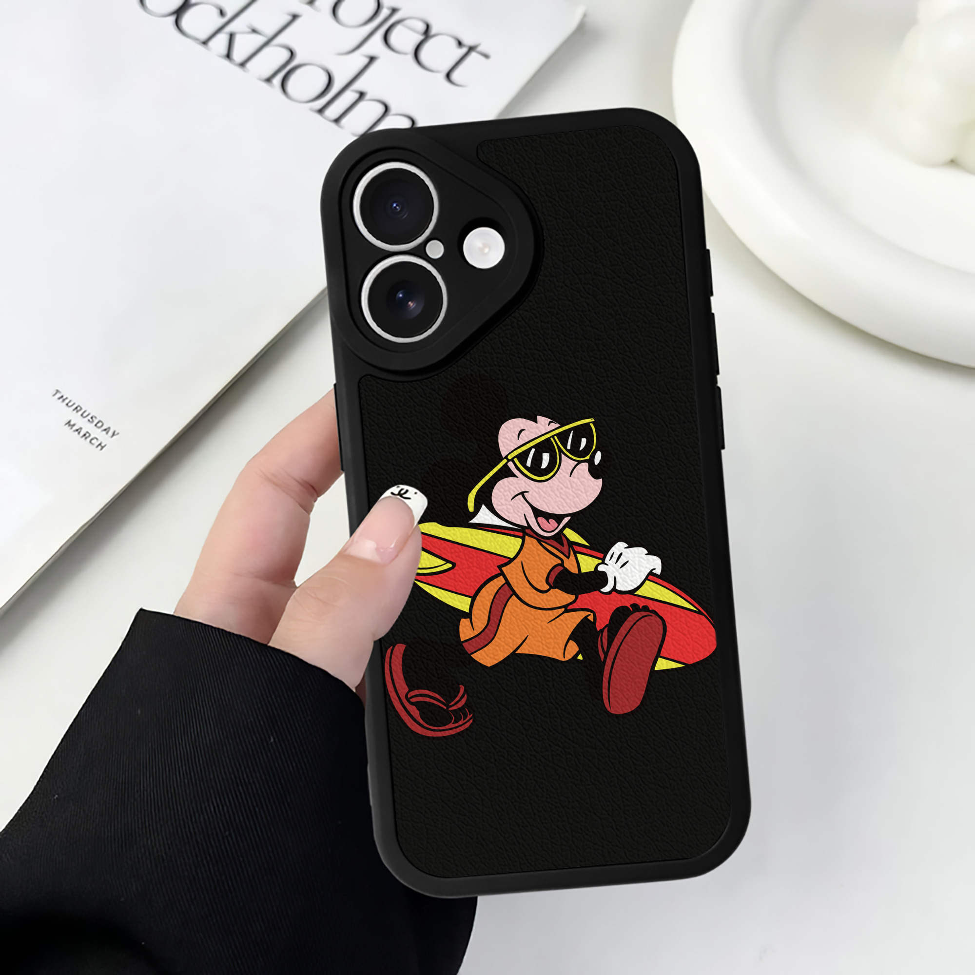 （画像用） ミッキーマウス Mickey Mouse 【iPhone 16シリーズ対応】シリコンスマホケース（レザー調） 材質：シリコン